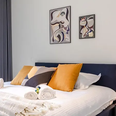 Holiday home Coastal Elegance: Beachside Retreat With Private Parking *