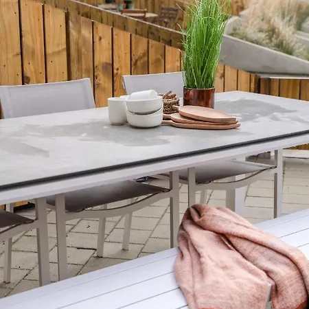 Coastal Elegance: Beachside Retreat With Private Parking Ostend