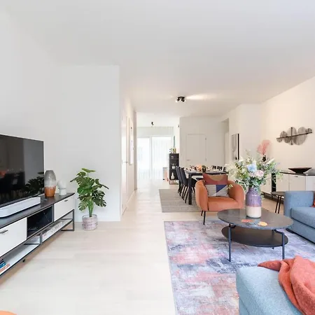 Holiday home Coastal Elegance: Beachside Retreat With Private Parking