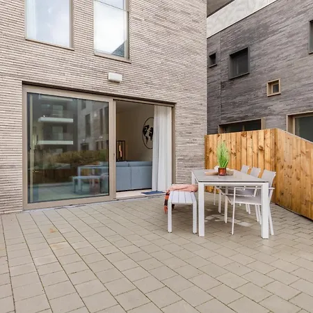 Coastal Elegance: Beachside Retreat With Private Parking