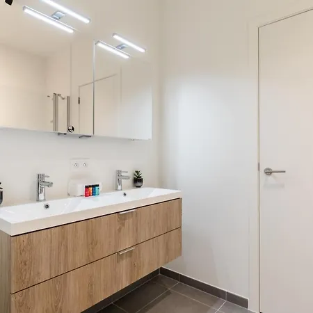 Holiday home Coastal Elegance: Beachside Retreat With Private Parking *