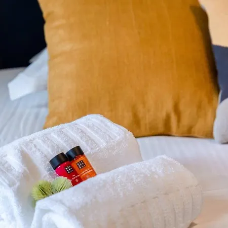 Coastal Elegance: Beachside Retreat With Private Parking