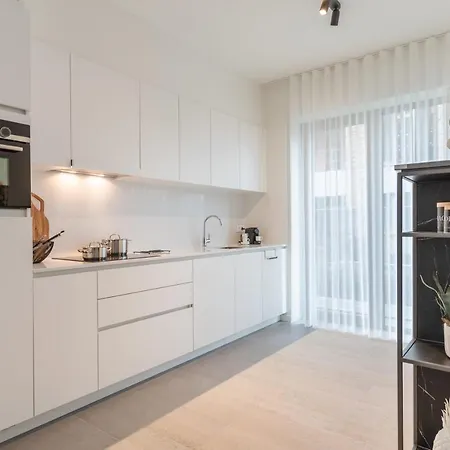 Coastal Elegance: Beachside Retreat With Private Parking