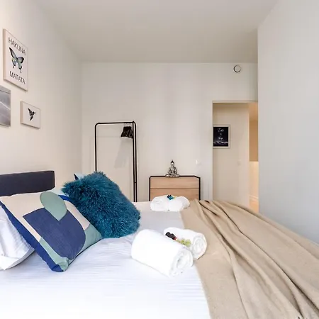 Coastal Elegance: Beachside Retreat With Private Parking