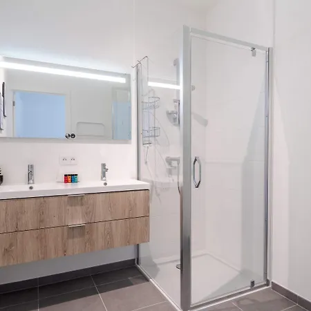 Coastal Elegance: Beachside Retreat With Private Parking