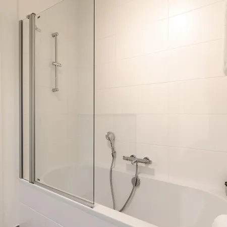 Coastal Elegance: Beachside Retreat With Private Parking Holiday home *