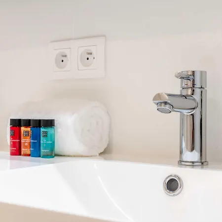 Holiday home Coastal Elegance: Beachside Retreat With Private Parking