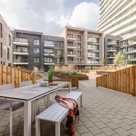 Coastal Elegance: Beachside Retreat With Private Parking *