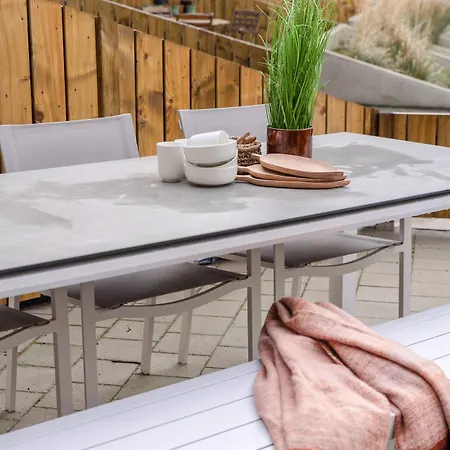 Coastal Elegance: Beachside Retreat With Private Parking