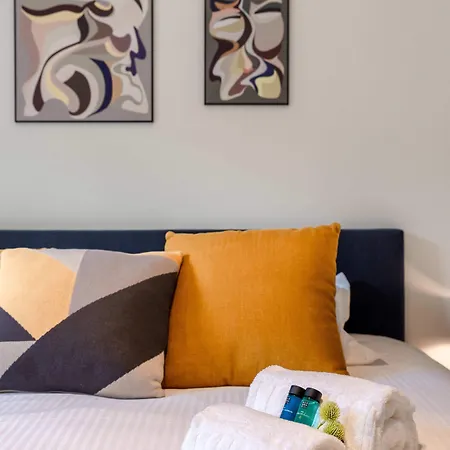 Coastal Elegance: Beachside Retreat With Private Parking *